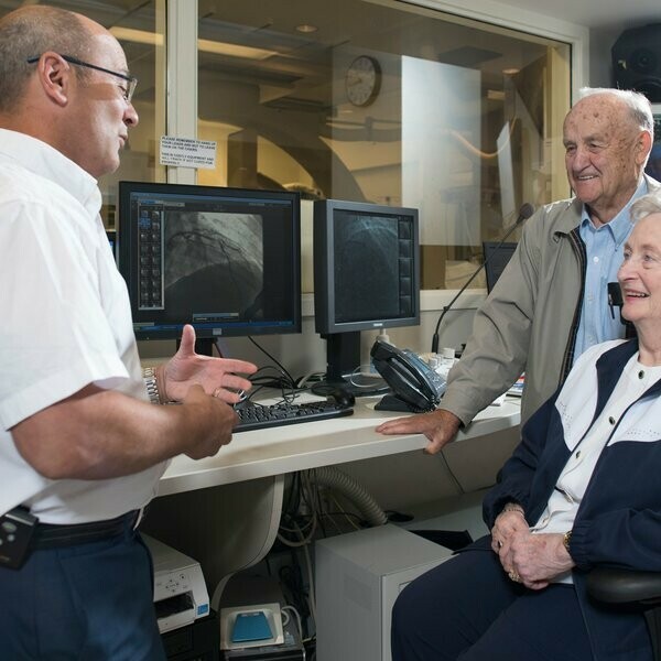 Dr. Neil Brass demonstrates IVUS technology to donors Gail and Raymond Barnes at the CK Hui Heart Centre.